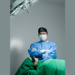 Milton Seigi Hayashi explica como a tecnologia de ponta em próteses une estética e funcionalidade na cirurgia plástica.