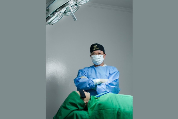 Milton Seigi Hayashi explica como a tecnologia de ponta em próteses une estética e funcionalidade na cirurgia plástica.