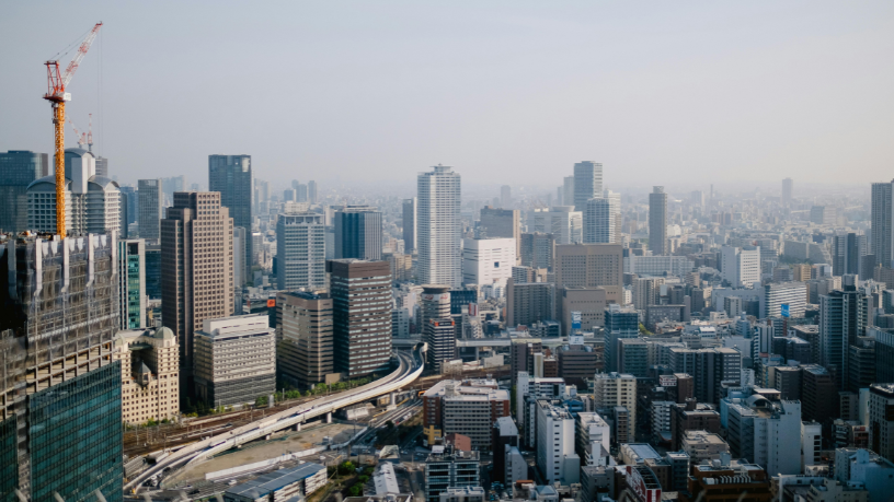 O planejamento urbano enfrenta o desafio da habitação popular ao buscar equilíbrio entre densidade, custo e inclusão, comenta Alex Nabuco dos Santos.