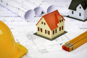 Análise de Valderci Malagosini Machado sobre a versatilidade dos painéis treliçados em projetos arquitetônicos complexos e os ajustes necessários para garantir precisão geométrica.