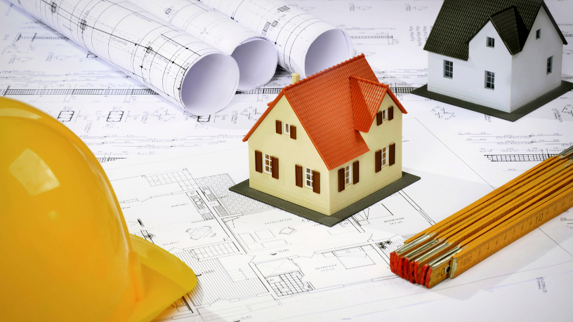 Análise de Valderci Malagosini Machado sobre a versatilidade dos painéis treliçados em projetos arquitetônicos complexos e os ajustes necessários para garantir precisão geométrica.