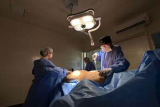 Milton Seigi Hayashi explica a abordagem cirúrgica da lipoaspiração no tratamento do lipedema.