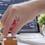 As tendências construtivas priorizam conforto e eficiência para atender às novas demandas do mercado imobiliário. Alex Nabuco Dos Santos analisa esse movimento.