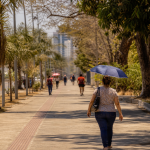 Avenida de Cuiabá durante tarde de calor intenso em Mato Grosso