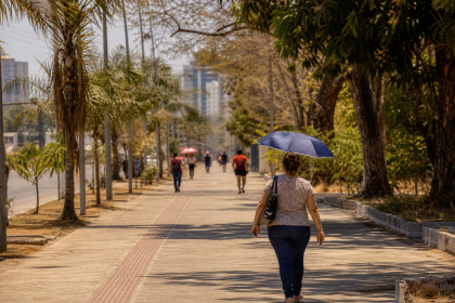 Avenida de Cuiabá durante tarde de calor intenso em Mato Grosso