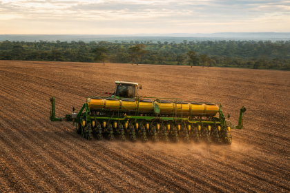 Máquina agrícola realiza o plantio de soja em uma lavoura de Mato Grosso no início da safra 2026/27